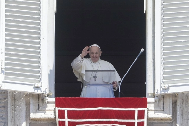 “Les confieso que estoy muy entristecido por la tragedia que, una vez más, se ha producido estos últimos días en el Mediterráneo”, lamentó el papa Francisco en la Plaza de San Pedro. Foto Ap 