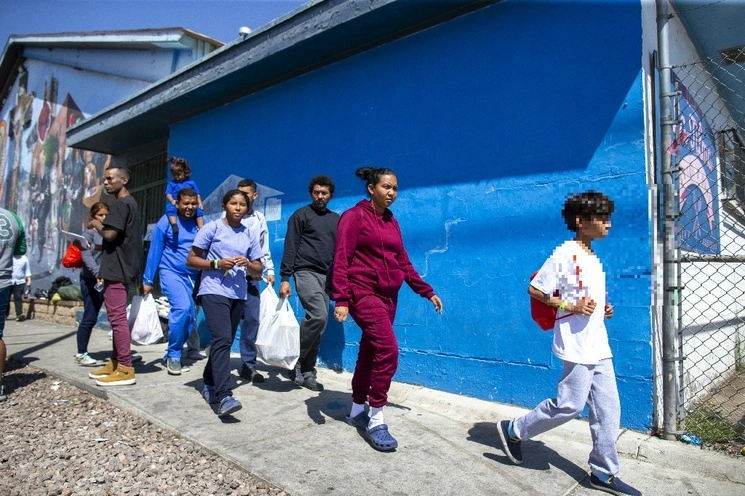 Migrantes originarios de Venezuela se dirigen al albergue del Sagrado Corazón en El Paso, Texas. Foto Ap
