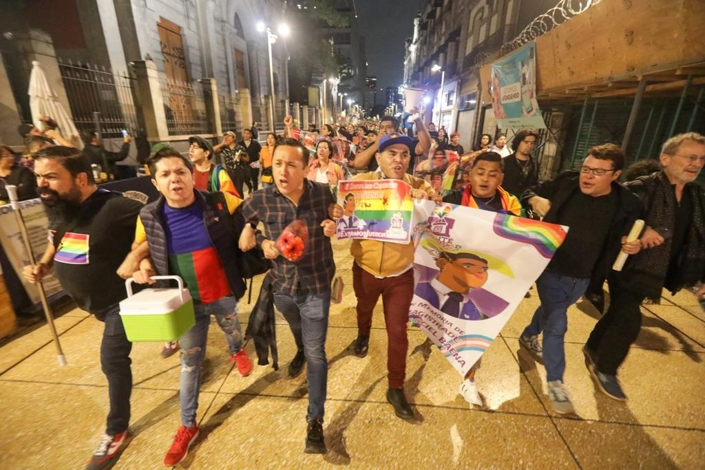 Integrantes de la comunidad LGBTTTIQA+ en la Ciudad de México llevaron a cabo una protesta y velada por Jesús Ociel Baena, primer persona no binaria en llegar a ser 'magistrade' del Tribunal Electoral de Aguascalientes. Foto Pablo Ramos