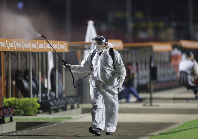 Sanitización de un estadio deportivo en Sao Paulo, Brasil. Foto Ap