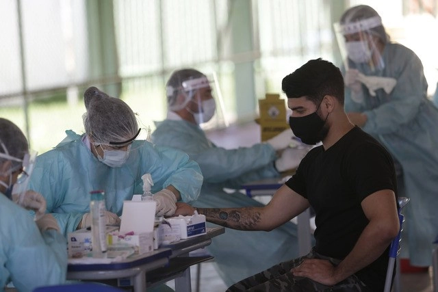Trabajadora de la Salud realiza una prueba para detectar Covid-19 en Brasilia, Brasil. Foto Xinhua 