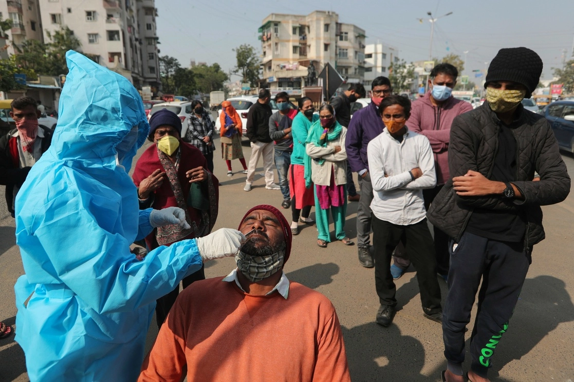 Personal médico toma muestra para realizar pruebas de detección de covid-19 en Ahmedabad, India. Foto Ap