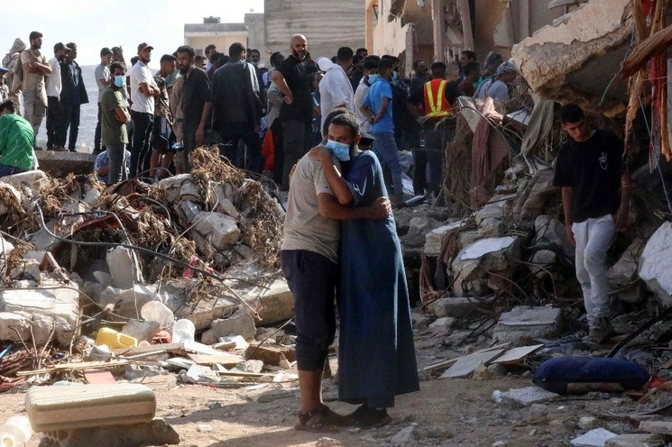 La cifra de muertos en Derna, Libia, se ha elevado a 11 mil 300, informó la Media Luna Roja. Foto Afp

