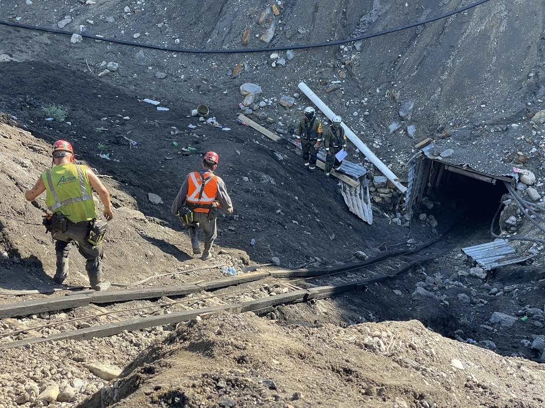 Rescatistas laboran en el sitio donde se registró el colapso de una mina en Múzquiz, Coahuila. Foto Xinhua / Archivo
