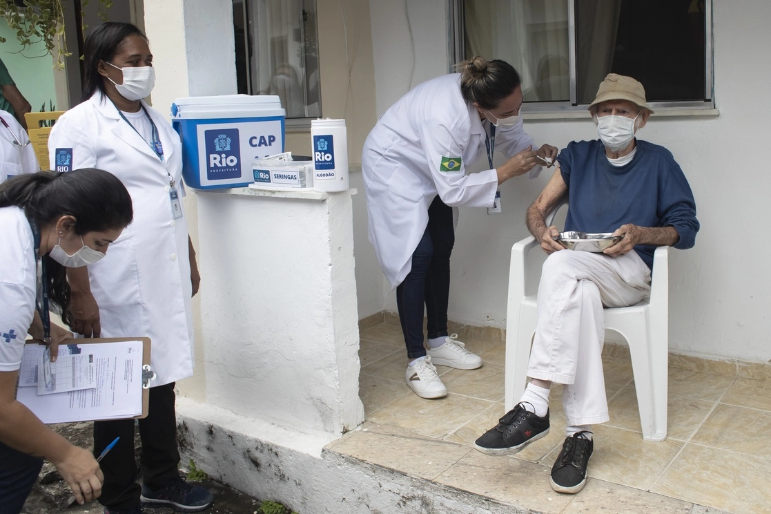 En Río de Janeiro, Brasil, aplican una tercera dosis de la vacuna de Pfizer contra el Covid-19 en adultos mayores. Foto Ap