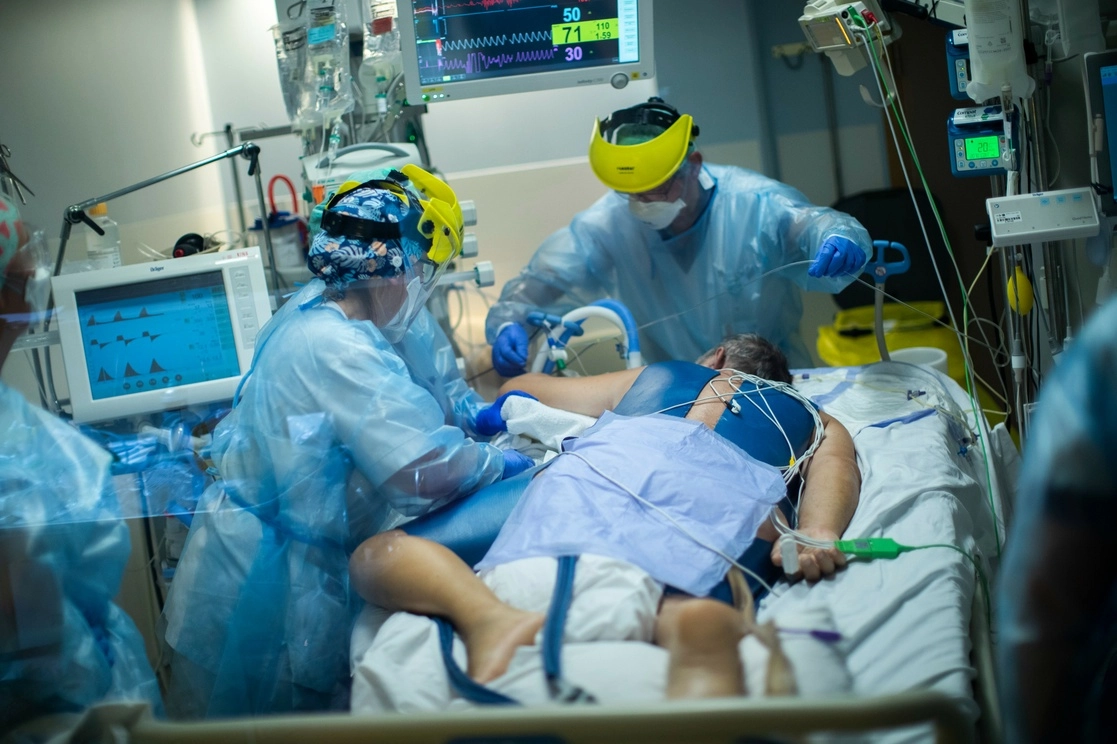 Médicos y enfermeras atienden a paciente con Covid-19 en un hospital de Bruselas, Bélgica. Foto Ap