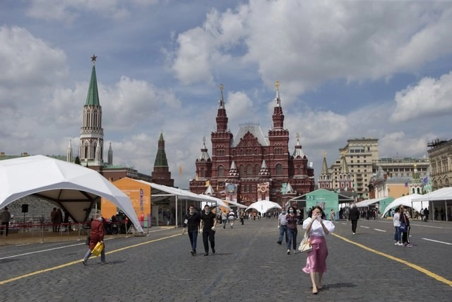 Pese a la pandemia de Covid-19 se realizó el festival anual del libro, en la Plaza Roja en Moscú, Rusia. Foto Xinhua