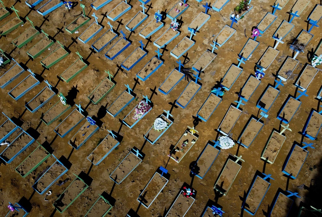 Tumbas de fallecidos por Covid-19 en el cementerio ‘Nossa Senhora Aparecida’ en la ciudad de Manaos, estado de Amazonas. Foto Afp
