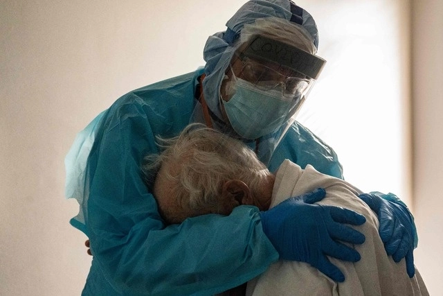 La imagen del doctor Joseph Varon abrazando a un paciente con coronavirus en la unidad de Cuidados Intensivos, durante el Día de Acción de Gracias (el 25 de noviembre pasado), en Houston, Texas, dio la vuelta al mundo este martes. Foto Afp 