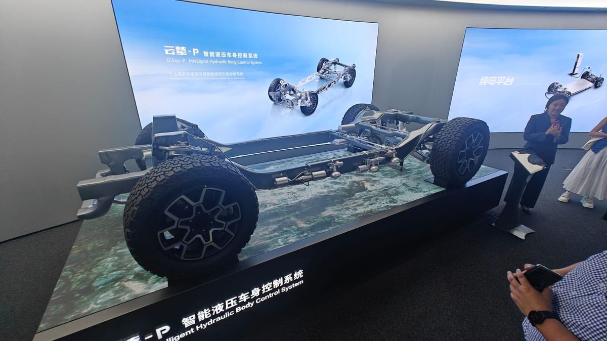 Muestra China músculo tecnológico con autos BYD y metro inteligente no tripulado