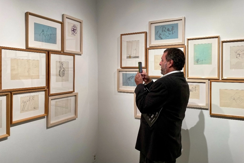 Bernardo González Díaz, curador de la exposición y de la colección CPK, refiere que muchos dibujos fueron elaborados en soportes informales, como hojas membretadas, papel cebolla de colores o pedazos de cartón. Arriba, una de las piezas en exhibición. Foto Roberto García