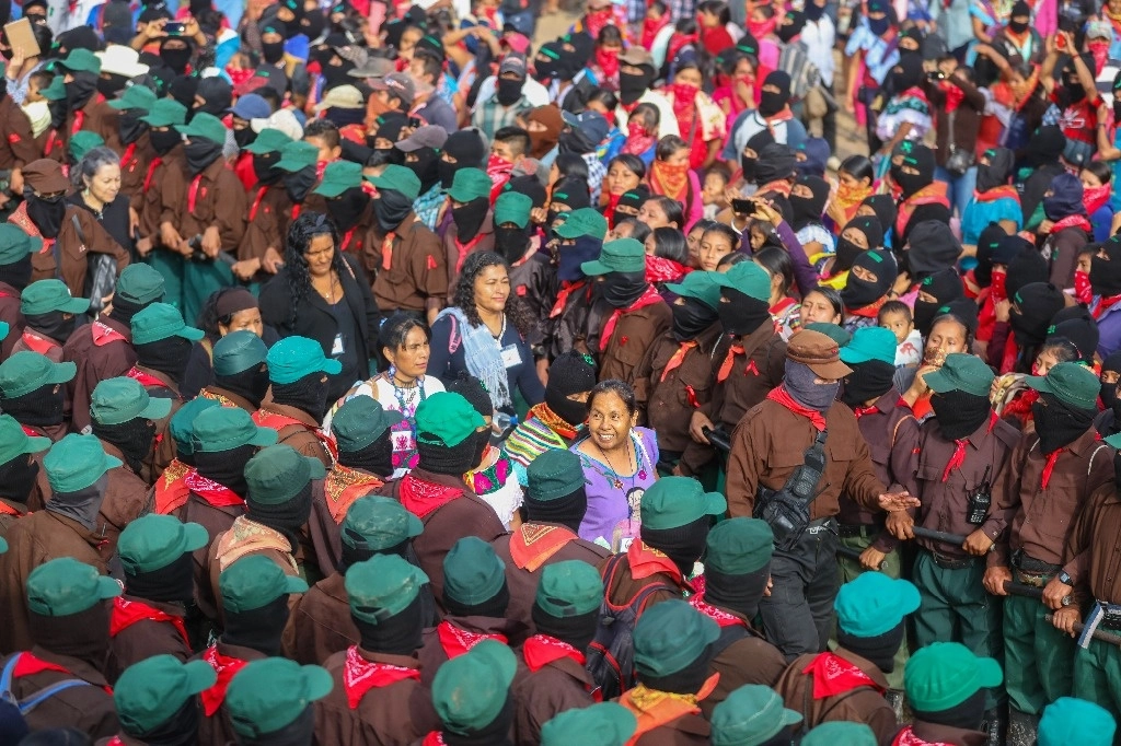 Zapatistas de La Garrucha despiden a Marichuy con una formación de honor en su visita a territorio rebelde, al inicio de su gira para buscar la candidatura presidencial, en 2017. Foto Daliri Oropeza/Bats’i Lab 



