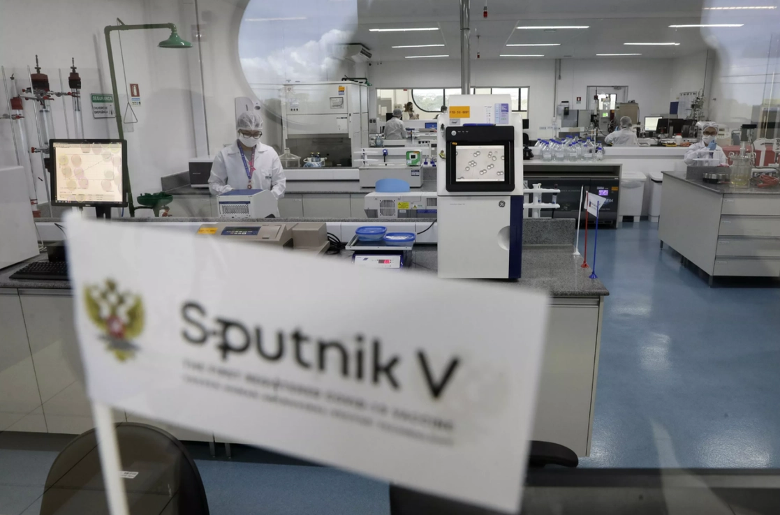 Laboratorio de producción de la vacuna Sputnik V en la ciudad de Brasilia, Brasil. Foto Ap / Archivo