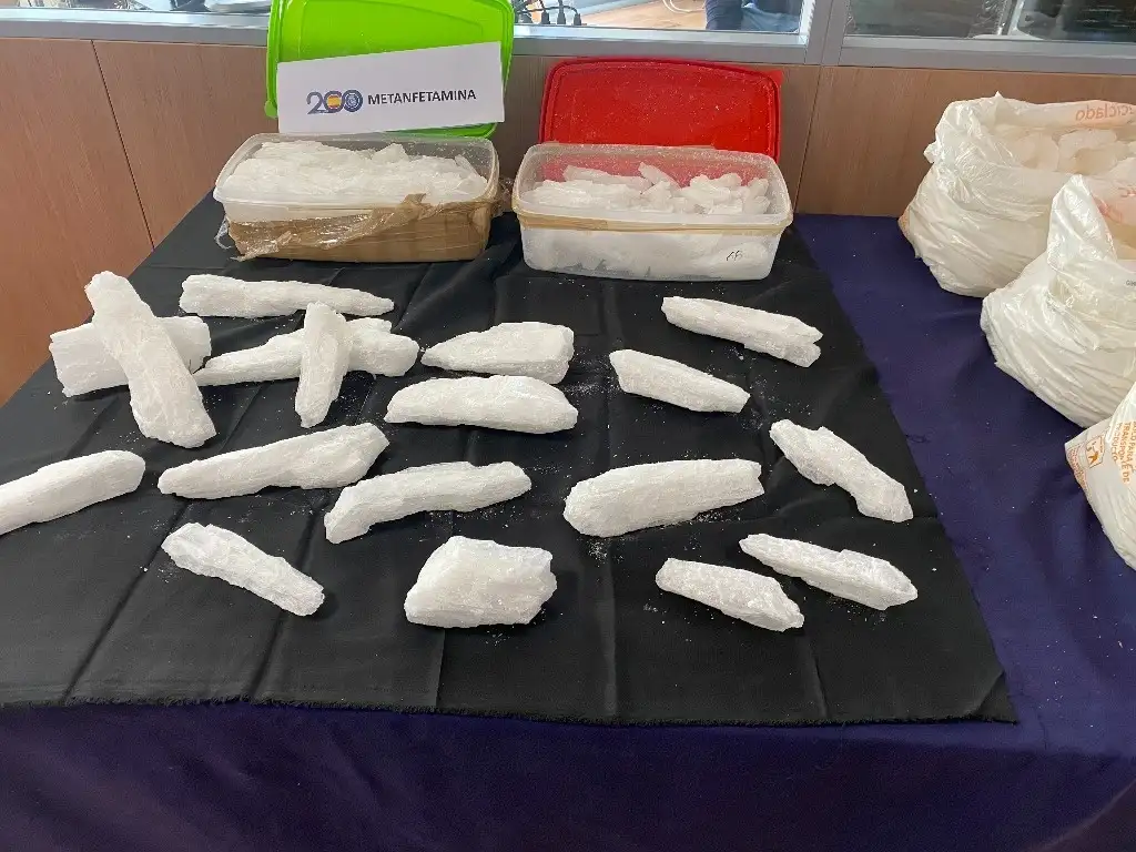 La Policía española mostró la droga incautada, mil 800 kilogramos de metanfetamina, 24 kilogramos de cocaína, dinero en efectivo y el material que utilizaban. Foto Armando G. Tejeda 