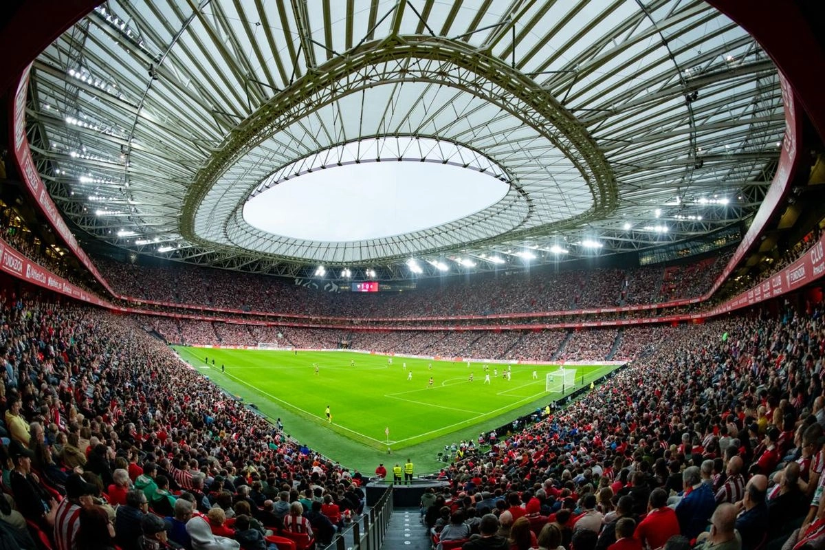Aficionados participaron en la protesta contra el genocidio en Gaza cometido por Israel, en el estadio San Mamés, casa del Athletic de Bilbao, en España, el 4 de octubre de 2025. Foto 