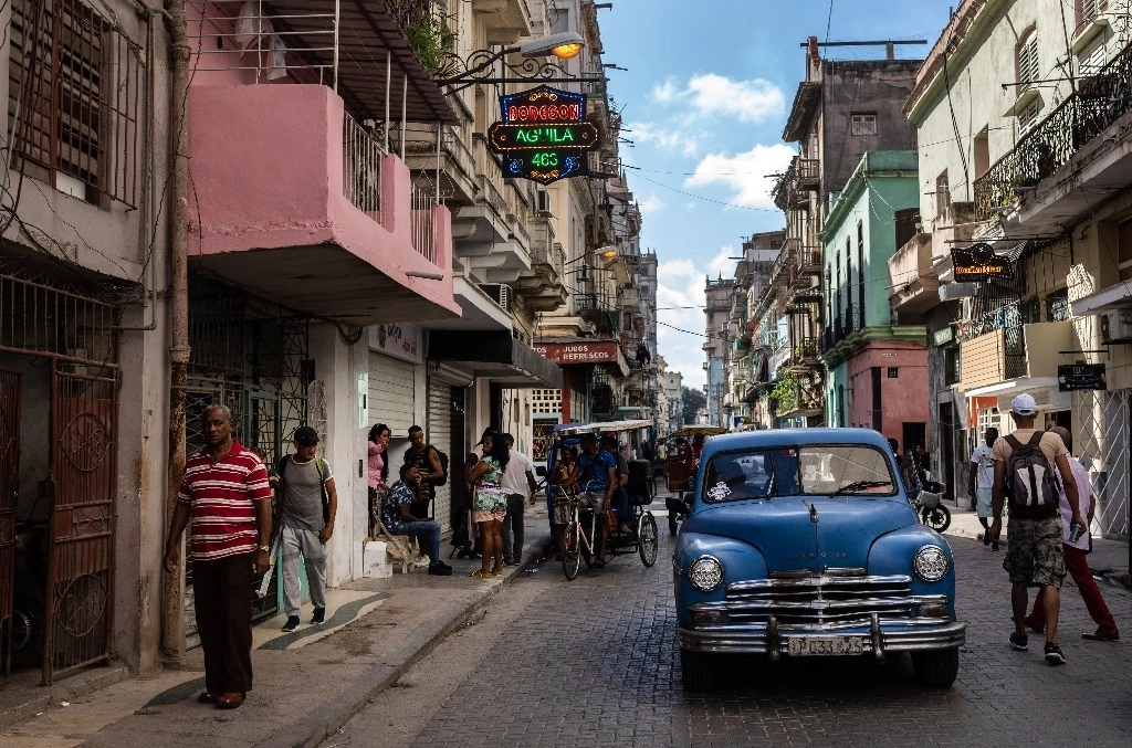 La cantidad de viajeros rusos que llegaron a Cuba en 2023 superó las cifras que se registraban antes de la pandemia, siendo al rededor de 185 mil turistas que viajaron a la isla ese mismo año. En la imagen, una calle de La Habana. Foto Ap.