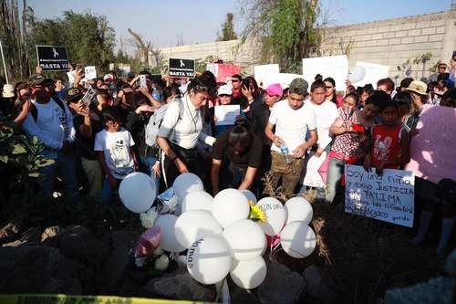 Pobladores de Santiago Tulyehualco realizaron protestas por el feminicidio de Fátima Cecilia y en algunos puntos colocaron globos y moños blancos. Foto Alfredo Domínguez