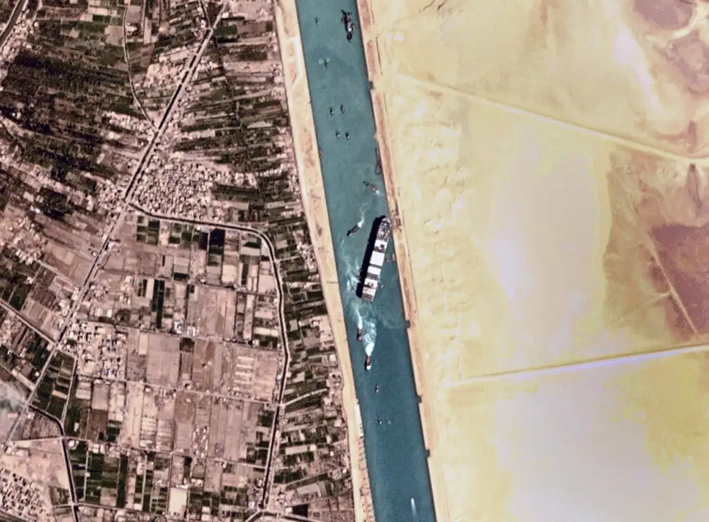 Imágel del satélite de Planet Labs Inc. que muestra al buque de carga 'Ever Given' varado en el Canal de Suez y que empezaba a ser removido el 29 de marzo de 2021. Foto Planet Labs Inc. vía Ap