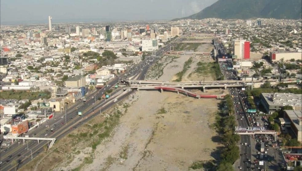 Investigadores de la UANL encontraron 140 descargas residuales por derramas de aceites, pinturas, detergentes y desechos fecales en el río Santa Catarina, el 15 de abril de 2021. Foto ‘La Jornada’