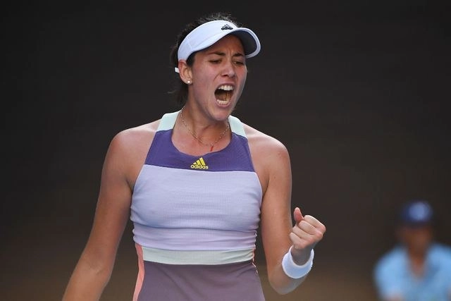 La española Garbiñe Muguruza eliminó a la rumana Simona Halep 7-6 (10/8) y 7-5, en unas semifinales del Abierto de Australia marcadas por las altas temperaturas. Foto Afp