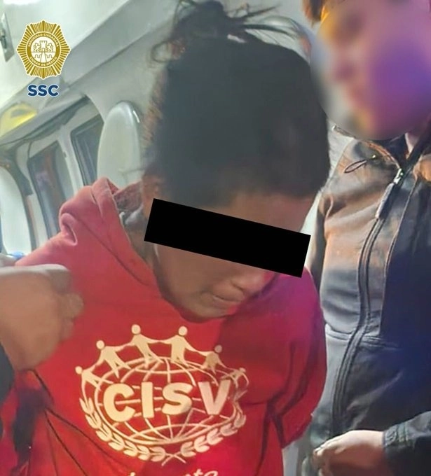 La mujer fue  trasladada ante el Juez Cívico tras ser capturada por elementos de la Policía capitalina. Foto tomada de la cuenta de X @SSC_CDMX