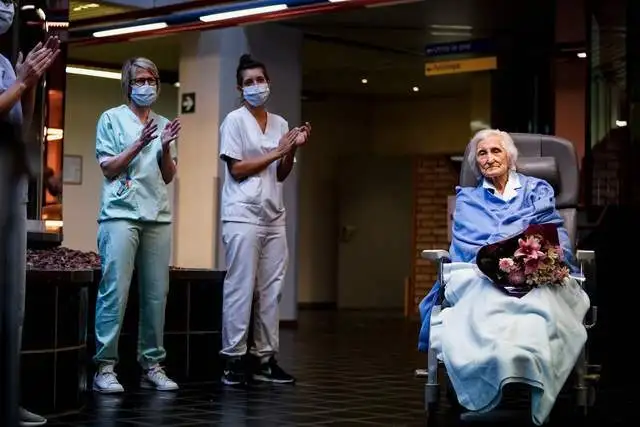 Julia Dewilde salió del hospital tras recuperarse del nuevo coronavirus, entre aplausos del personal de enfermería y solo cuatro días después de cumplir 100 años. Foto Afp 