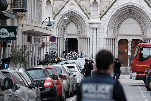 Un joven de 21 años atacó con un cuchillo a tres personas dentro de la basílica de Notre Dame, en Niza, Francia. Foto Xinhua