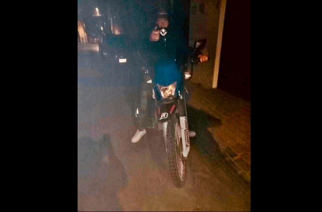 Fotografía del presunto ladrón y asesino de Paula, quien la tomó antes de recibir un disparo 