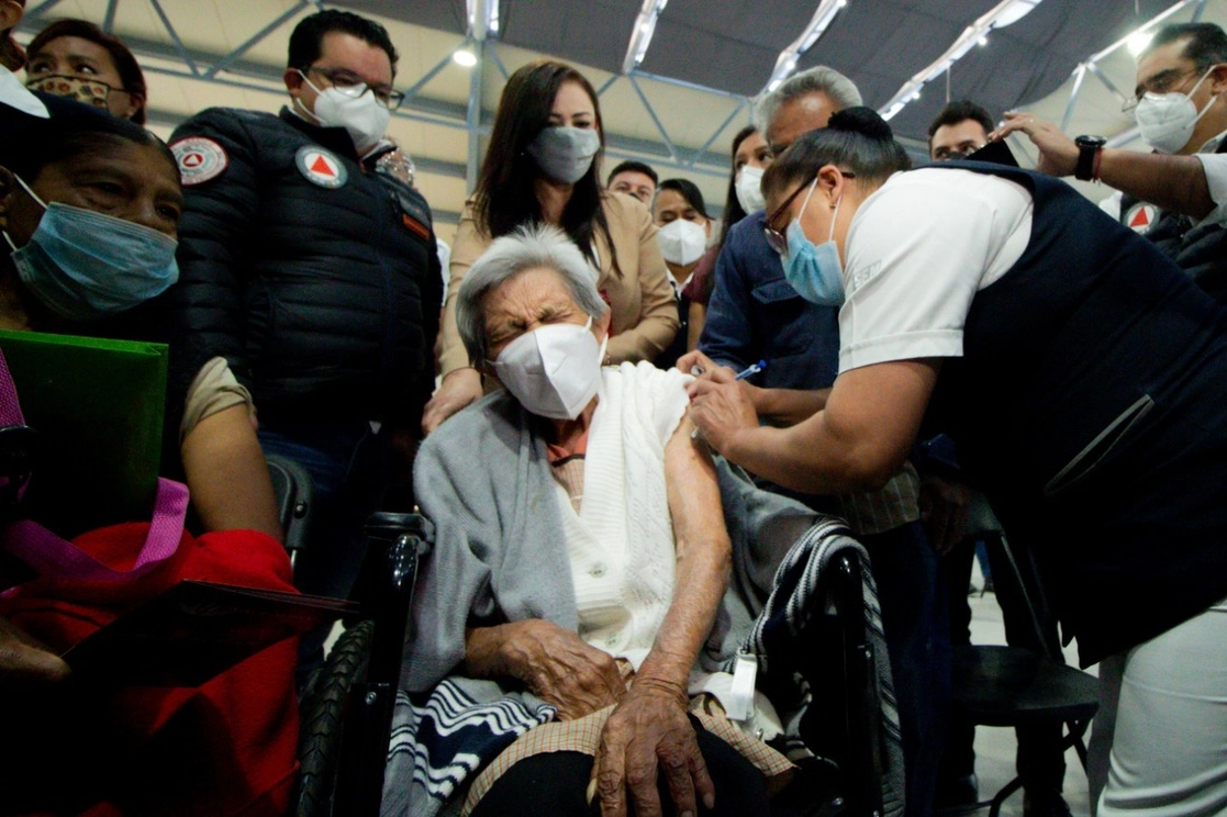 Doña Francisca al ser vacunada. Foto cortesía