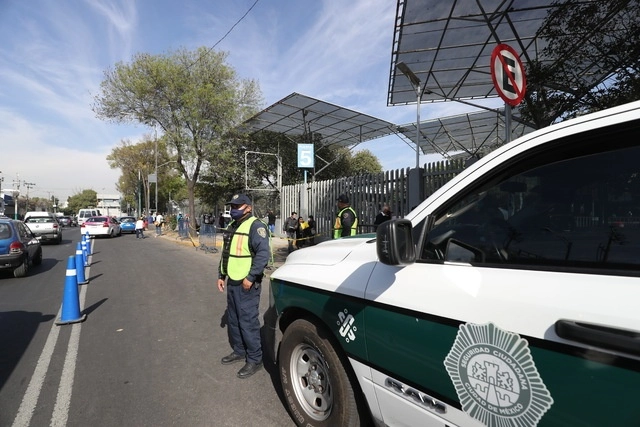 Elementos de la SSC respondieron a la llamada de emergencia hecha por un vecino de la Unidad Habitacional Independencia IMSS. Foto Yazmín Ortega Cortés/Archivo