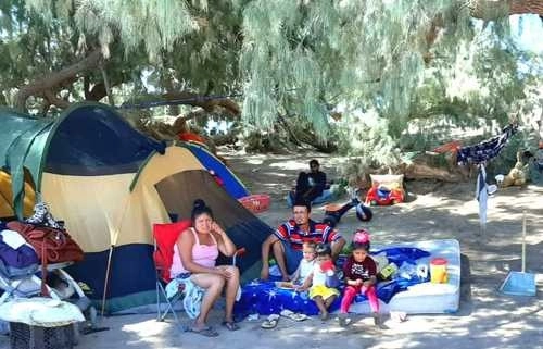 Migrantes acampan en el poblado Los Algodones, municipio de Mexicali. Foto Lindero Norte /Archivo