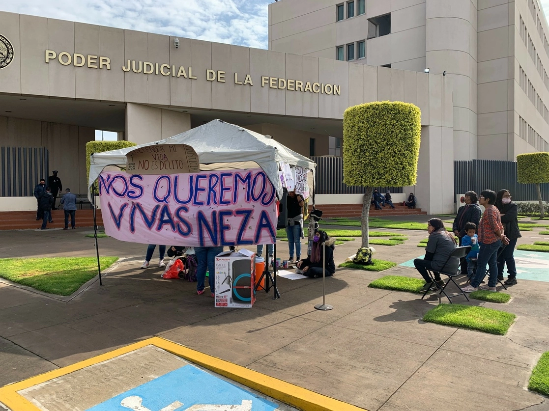 El colectivo Nos Queremos Vivas Neza ha acompañado la batalla legal de Roxana Ruiz, quien asesinó a su presunto violador en defensa propia. Foto René Ramón