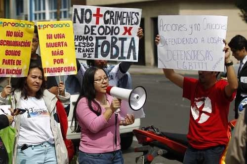 Integrantes de organizaciones civiles protestan contra crímenes de odio. Foto Archivo La Jornada/José Carlo González 
