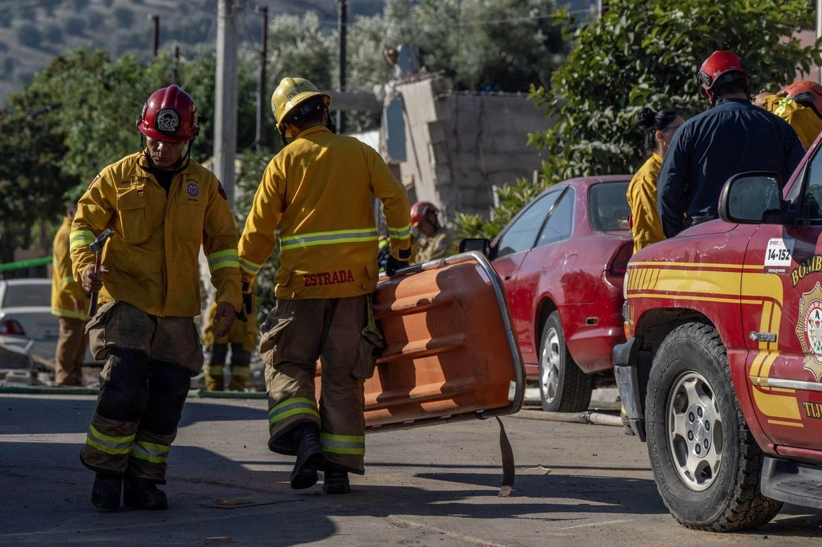 Equipos de rescate fueron los primeros en respoder a la explosión de gas ocurrida en Mexicali, BC, la cual dejó a una madre y a su hija de dos años con quemaduras graves. Foto 