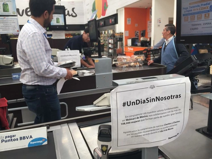 En un supermercado de la colonia Narvarte, en la capital, durante Un Día sin Mujeres. Foto María Luisa Severiano