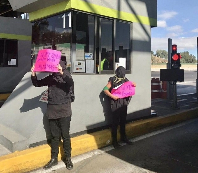 Portando cartulinas con consignas, mujeres permitieron el paso de automovilistas en la autopista México-Pahuca, hacia la CDMX. Foto La Jornada