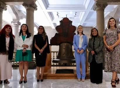 La jefa de Gobierno, Claudia Sheinbaum (centro) y las gobernadoras electas de Baja California, Marina del Pilar Ávila (derecha) y de Tlaxcala, Lorena Cuéllar (izquierda), seguidas de las próximas mandatarias de Campeche, Layda Sansores; de Colima, Indira Vizcaíno y de Guerrero, Evelyn Salgado, en el recorrido por el Museo de Cabildos del Palacio del Ayuntamiento. Foto 'La Jornada'