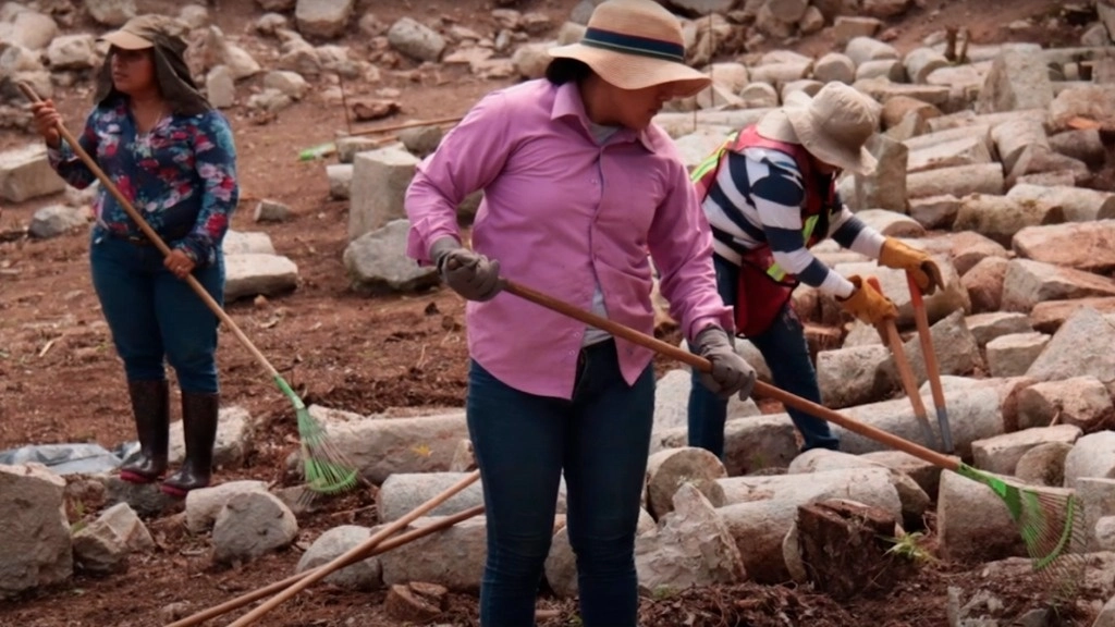 La participación comunitaria ha mejorado su economía familiar y ha cambiado la percepción de los pobladores indígenas de la zona respecto del complejo, detalló José Huchim en la mañanera de López Obrador, en presencia del titular del INAH, Diego Prieto. Foto cortesía INAH 