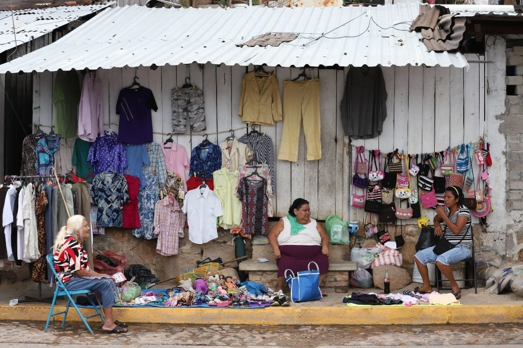Madres solteras y de la tercera edad venden ropa y juguetes en la colonia Jardín Mangos, en Acapulco, Guerrero. Foto Bernandino Hernández/ Cuartoscuro/ La Jornada