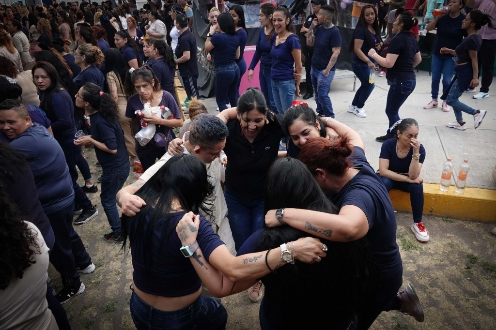 Mujeres privadas de su libertad disfrutaron del concierto ‘Rock por la Libertad’, encabezado por El Haragán y compañía en el Centro Femenil de Reinserción Social Santa Martha Acatitla, en la Ciudad de México, el 17 de abril de 2024. Foto Cuartoscuro