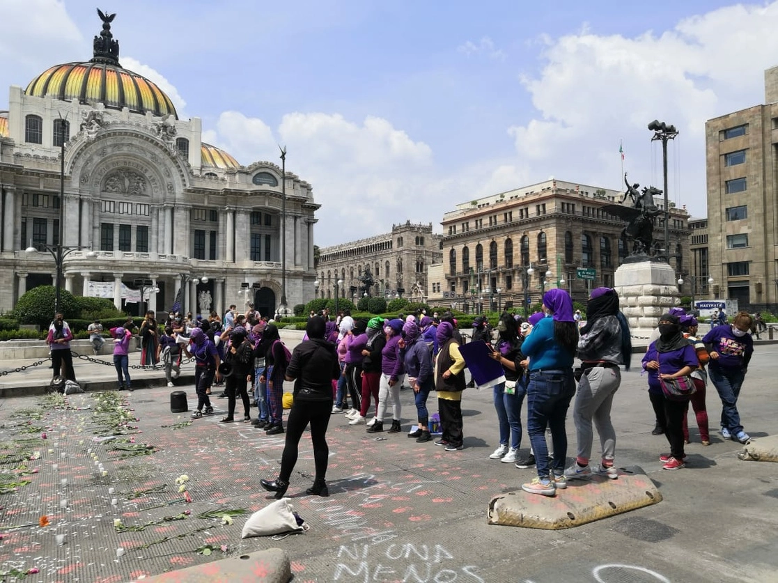 Mujeres realizan una protesta frente la Antimonumenta para exigir justicia para Evelyn. Foto Elba Mónica Bravo