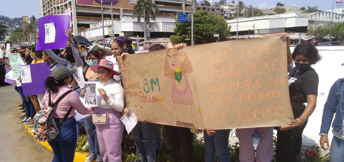 Mujeres bloquearon la costera Miguel Alemán, de Acapulco, para exigir la búsqueda y presentación de la joven Yoseline Patricio Vendrel. Foto Héctor Briseño