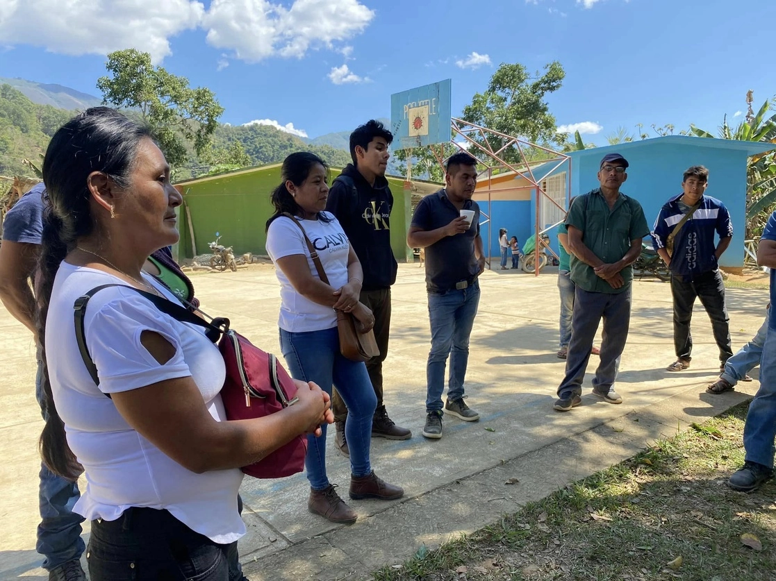 Miriam Díaz Luis (al centro), elegida mediante el sistema normativo indígena presidenta municipal de Santiago Xanica, en la zona sur de la sierra de Oaxaca, escucha demandas de pobladores de las localidades Ojo Venado, El Pochotle y San Jerónimo. Foto tomada de la cuenta de Facebook del ayuntamiento de Santiago Xanica