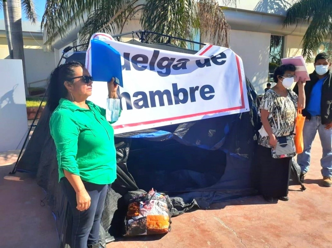 Las mujeres exigen a la CFE de Matamoros la reparación de sus locales afectados por el incendio de un transformador. Foto Julia Le Duc 