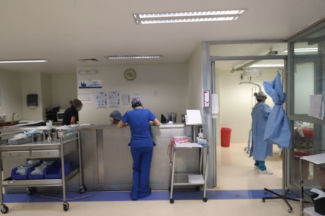 El análisis remarca el papel fundamental de las mujeres, sobre todo en las instituciones hospitalarias directamente comprometidas con la atención clínica de la población. Foto Luis Castillo / Archivo