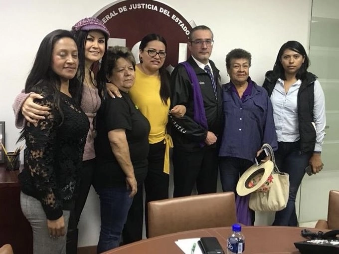 Tras la clausura simbólica, el fiscal mexiquense, Alejandro Gómez Sánchez, recibió a una comitiva de militantes del PRD. Foto tomada de la cuenta de Twitter @FiscalEdomex
