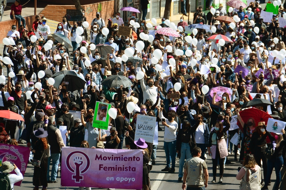 Tras el asesinato de cinco jóvenes, cientos de mujeres salieron a las calles de la capital zacatecana para exigir un alto a la violencia en el estado, el 19 de febrero de 2022. Foto Alfredo Valadez Rodríguez