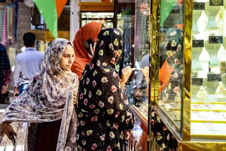 Mujeres recorren el antiguo mercado de la ciudad de Yazd, en Irán. Foto Afp 