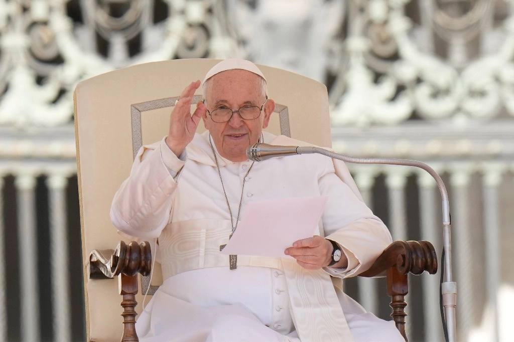 El papa Francisco hoy durante su audiencia semanal general, en la Plaza de San Pedro en el Vaticano. Foto Ap 