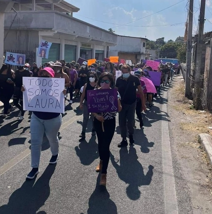 En Tetecala, Morelos, colectivos de mujeres exigieron justicia para Laura Janeth, asesinada el fin de semana. Foto La Jornada